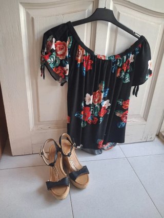 Blusa verano floral y sandalias cuña