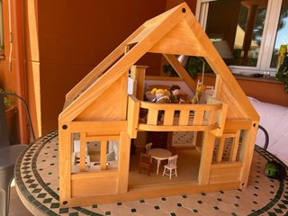 Casita de muñecas de madera