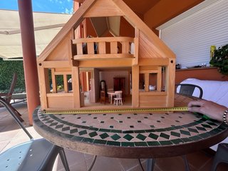 Casita de muñecas de madera