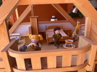 Casita de muñecas de madera