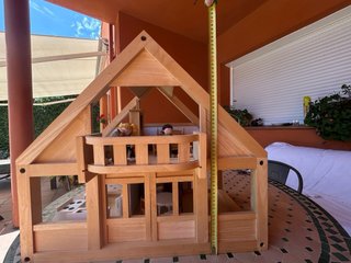 Casita de muñecas de madera