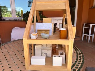Casita de muñecas de madera