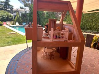 Casita de muñecas de madera
