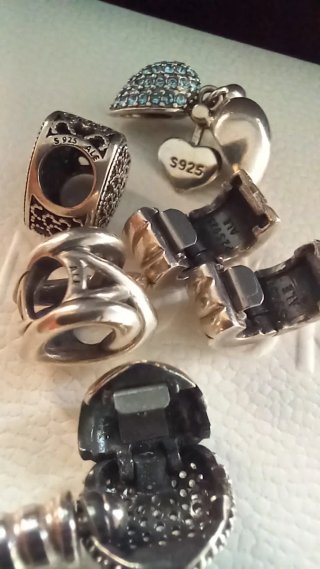 Pulsera Pandora con varios charms