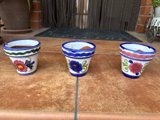 Tre vasi in ceramica dipinti a mano