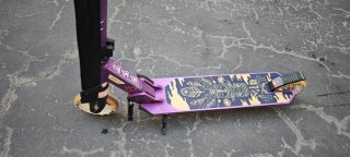 Patinete morado con ruedas grandes