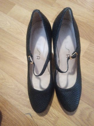 Tacones negros altos con tira
