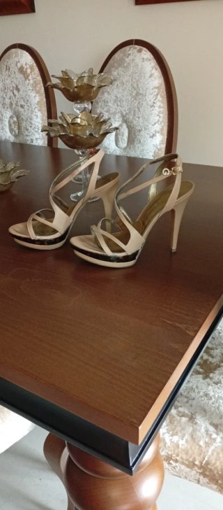 Sandalias Guess Tacon Plataforma Marrón Dorado