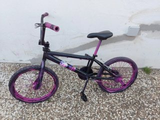 Bicicleta BMX negra y morada