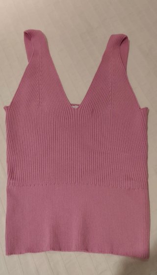 Conjunto top fucsia y pantalón blanco