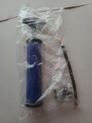 Bombín azul con manguera y boquillas