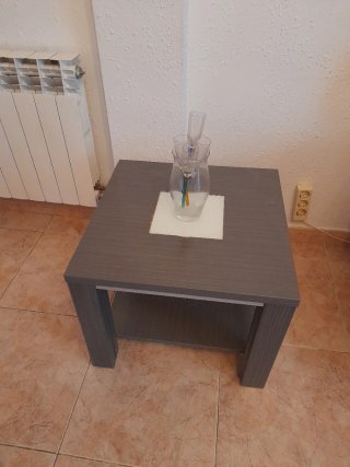 Mesa de salón marrón oscura