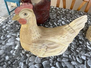 Figuras de madera: delfín y gallinas