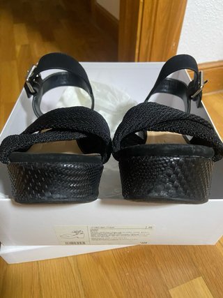 Sandalias cuña Bimba y Lola negras
