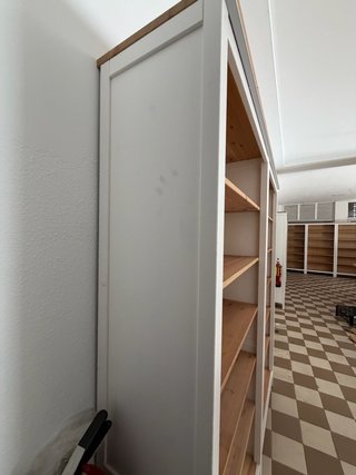Estantería de madera blanca y marrón
