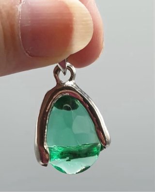 Charm vintage goccia verde con serpente