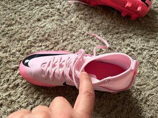 Botas de fútbol Nike rosas y negras h espinilleras
