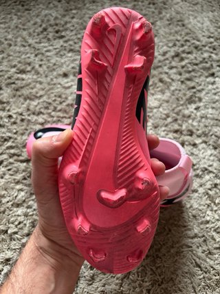Botas de fútbol Nike rosas y negras h espinilleras