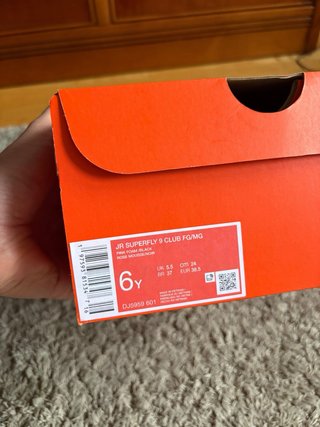 Botas de fútbol Nike rosas y negras h espinilleras