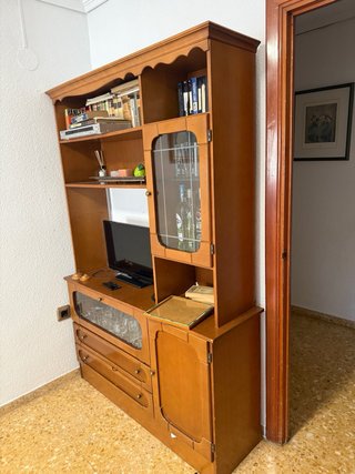 Mueble de madera con vitrina y cajones