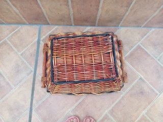 Bandejas de mimbre y madera