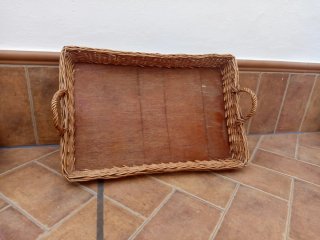 Bandejas de mimbre y madera