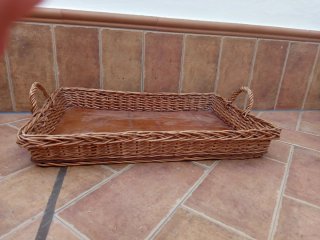 Bandejas de mimbre y madera