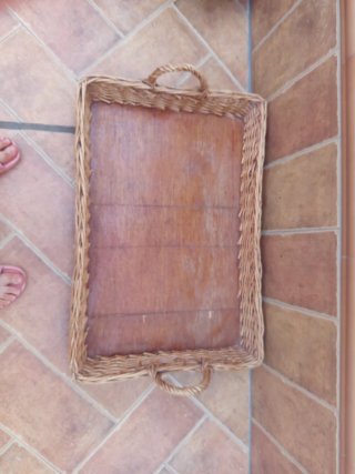 Bandejas de mimbre y madera