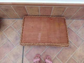 Bandejas de mimbre y madera
