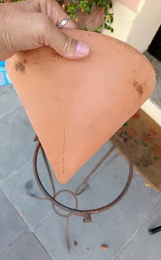 Vaso terracotta con piedistallo in metallo