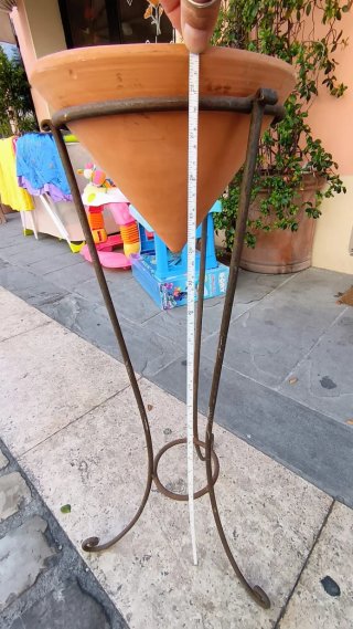 Vaso terracotta con piedistallo in metallo