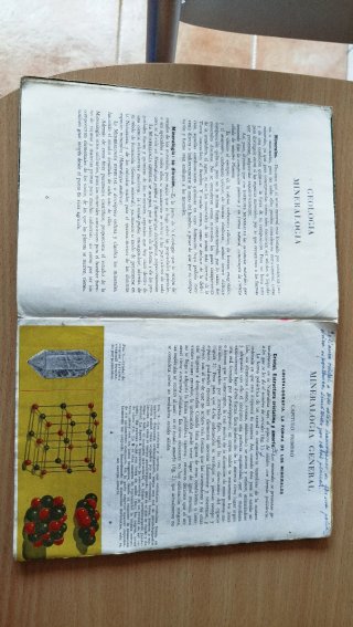 Libro antiguo de Mineralogía