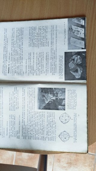 Libro antiguo de Mineralogía