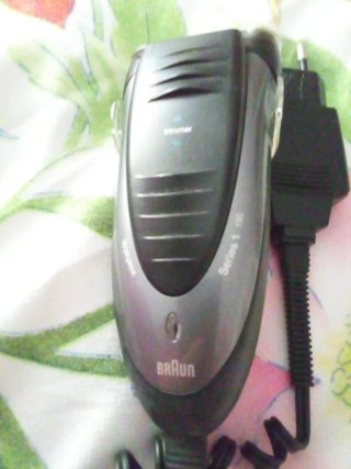 Máquina de afeitar Braun negra y gris