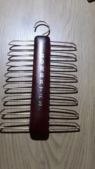 Corbatero de cuero y metal