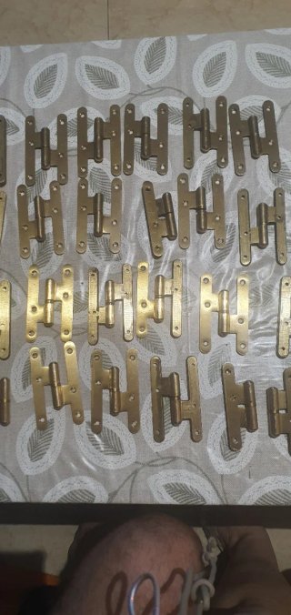 Bisagras de metal doradas Hay 26