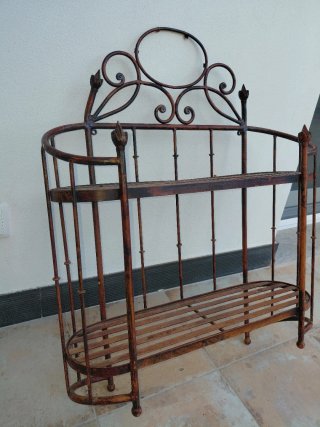 Estantería de forja de pared