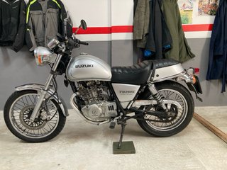 Suzuki TU 250 X Clásica Plata - Moto Naked