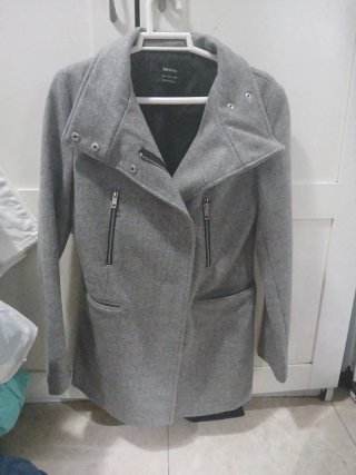 Abrigo Bershka Gris