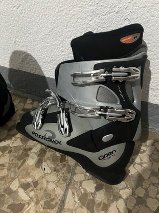 Juego de esquís, botas, bastones y bolsa