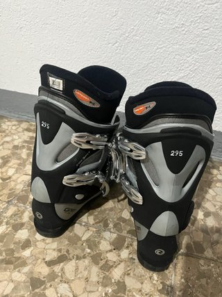 Juego de esquís, botas, bastones y bolsa