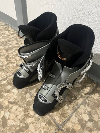 Juego de esquís, botas, bastones y bolsa