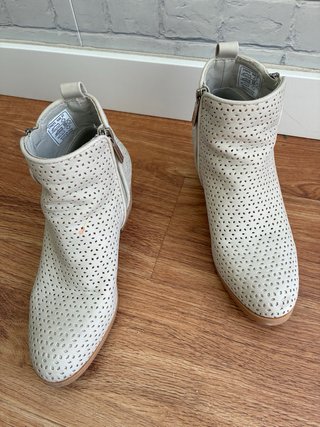 Botines Beige Perforados