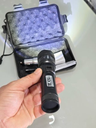 Linterna LED con maletín y accesorios