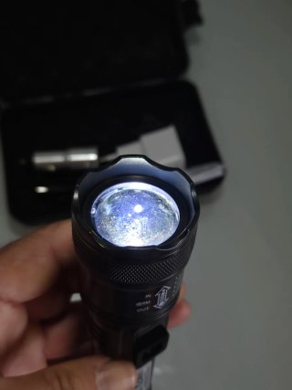 Linterna LED con maletín y accesorios