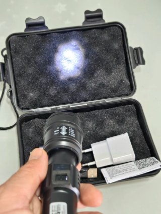 Linterna LED con maletín y accesorios