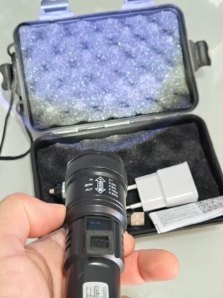 Linterna LED con maletín y accesorios