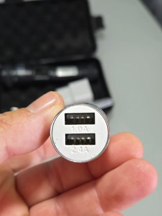 Linterna LED con maletín y accesorios