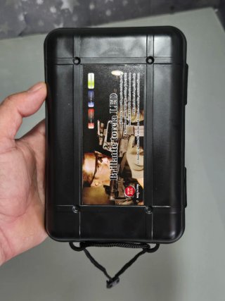 Linterna LED con maletín y accesorios