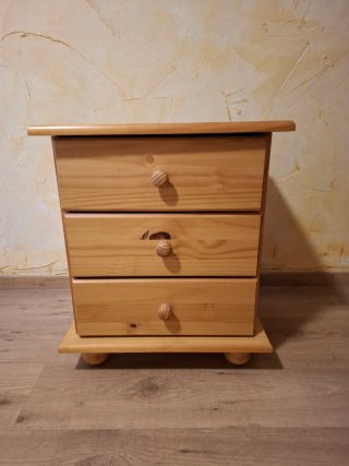 2 Mesitas de noche de madera estilo castellano